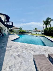 Clearwater Beach Waterfront Modern Villa 4BD 2BIG OPEN LOFT 4BT with Pool Boat Deck Sleep 15