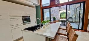 Appartements LE LOFT DE THAU, Standing, Grand Patio, Deco Boheme, Parking, Climatisation : photos des chambres