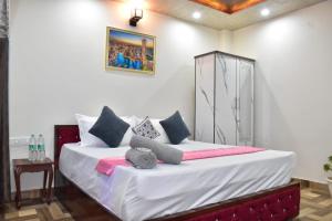 Inder Stay !! Balcony Rooms !! Parking !!