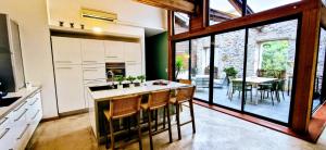 Appartements LE LOFT DE THAU, Standing, Grand Patio, Deco Boheme, Parking, Climatisation : photos des chambres