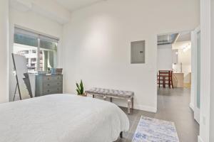 Stunning DTLA Gem 2 bed with pool, gym and parking