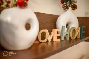 Lovehome - 4BD Villa with views-15mins to airport,10mins to MEC ΑΕ- 2mins to bus stop ,10mins to Suburban Railway on foot