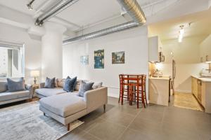 Stunning DTLA Gem 2 bed with pool, gym and parking