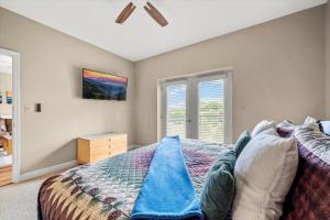 Smoky View Haven- Indoor Pool, Playground, Walking Trail, Hot Tub
