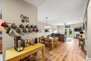 Smoky View Haven- Indoor Pool, Playground, Walking Trail, Hot Tub