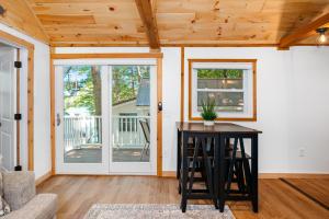 Lakeview King Suite-Arbutus-Boat Docks