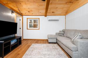 Lakeview King Suite-Arbutus-Boat Docks