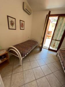 Casa al piano terra con salone e due camere da letto img2