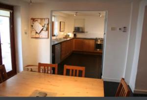Stylish 4Bed Cottage with parking near town and beach