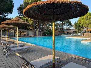 Mini Villa T4 duplex dans résidence hôtelière Fiori di Cala Rossa superbement arborée rénovée en 2023 - chez Anne avec piscine chauffée