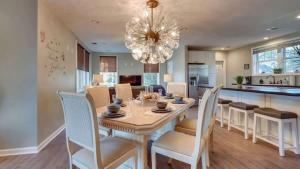 Historic Savannah Charm, Pool & Peaceful Gazebo