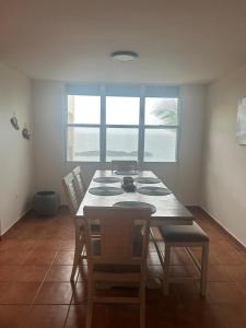 The Yellow House: Fully Equipped, Spectacular Beach View