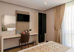 HillTown Airport Hotel & Restaurant