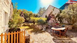 Maisons de vacances Au temps suspendu - au charme des pierres : Maison 3 Chambres