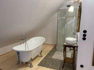 Apartament w Zabytkowej Stajni nad Jeziorem z Dostępem do Parku i Sąsiedztwem XIX wiecznego Dworku Modrzewiowego