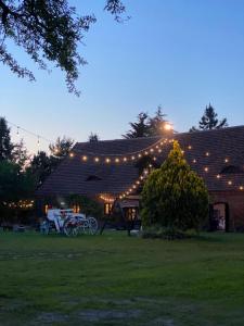 Apartament w Zabytkowej Stajni nad Jeziorem z Dostępem do Parku i Sąsiedztwem XIX wiecznego Dworku Modrzewiowego