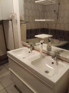 Room chambre Zimmer in einer Wohnung