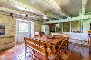Maisons de vacances Maison de charme avec terrain et piscine privee : photos des chambres