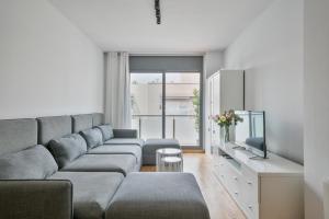 Modern Penthouse with Large Terrace in Poblenou Perfect for Holidays or Work Close to the Beach and Public Transport
