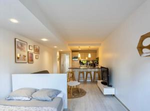 Grand Studio avec terrasse, piscine et parking privé
