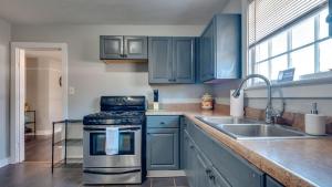 Dock&Volleyball! Near Downtown - Blue & Turquoise!