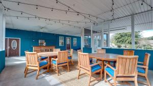 Dock&Volleyball! Near Downtown - Blue & Turquoise!