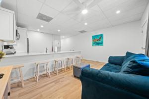 Mallory Squared by Beachside Management