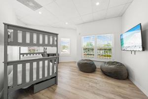 Mallory Squared by Beachside Management