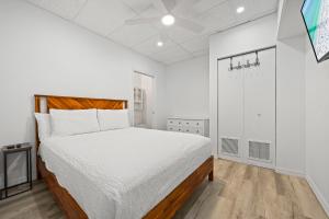 Mallory Squared by Beachside Management