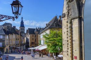 Maison Largesse, 2 bed apartment & 5 minute walk to central Sarlat, parking & garden