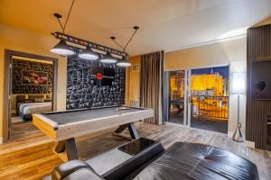 2100 SqFt Penthouse Suite W Strip Views! POOL GYM
