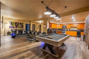 2100 SqFt Penthouse Suite W Strip Views! POOL GYM
