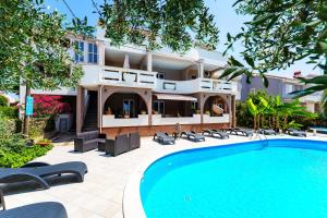 Dorothealy Apartments with Garden and Pool