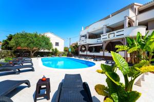 Dorothealy Apartments with Garden and Pool