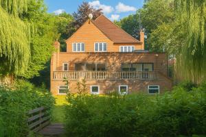 Luxury Ascot Escape with Private Indoor Heated Pool & Wellness Spa