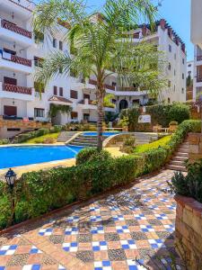 Spacious, Pool & Acces direct to sea