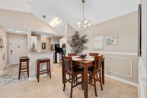 Charming Condo with luxe amenities less than 10 minutes from the Beach