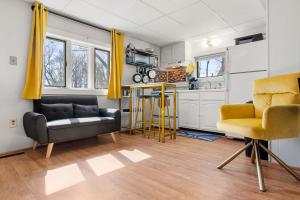 Nothing Fancy Older Apt Walk to Downtown King Bed