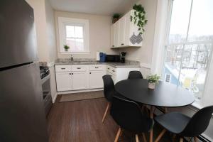 Charming Downtown Gem. 2 minutes to Salem. Workspace Included