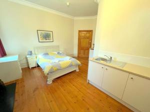 Large Studio (Ground Floor) in Sutton