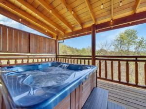 Rustic Retreat – Jacuzzi, Fireplaces & Views