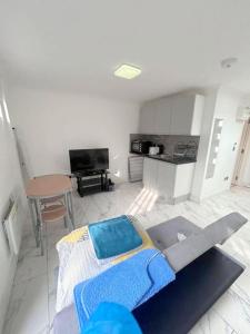 Large Open Plan Flat in Morden, South London