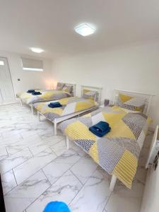 Large Open Plan Flat in Morden, South London