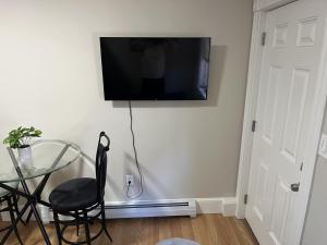 Downtown Apt King Beds Mins to Salem
