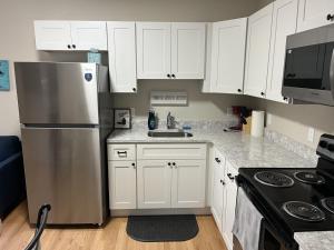 Downtown Apt King Beds Mins to Salem
