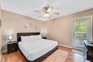 Charming Condo with luxe amenities less than 10 minutes from the Beach