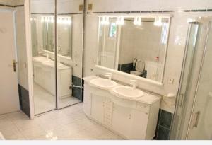 Appartements Gite les iris Laroque 34 : photos des chambres