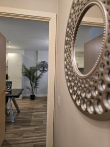 Contemporary 2-bedroom apartment with free gated parking, 2 bathrooms - for families, contractors, travellers for business and leisure