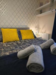 Contemporary 2-bedroom apartment with free gated parking, 2 bathrooms - for families, contractors, travellers for business and leisure