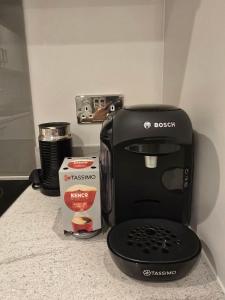 Contemporary 2-bedroom apartment with free gated parking, 2 bathrooms - for families, contractors, travellers for business and leisure